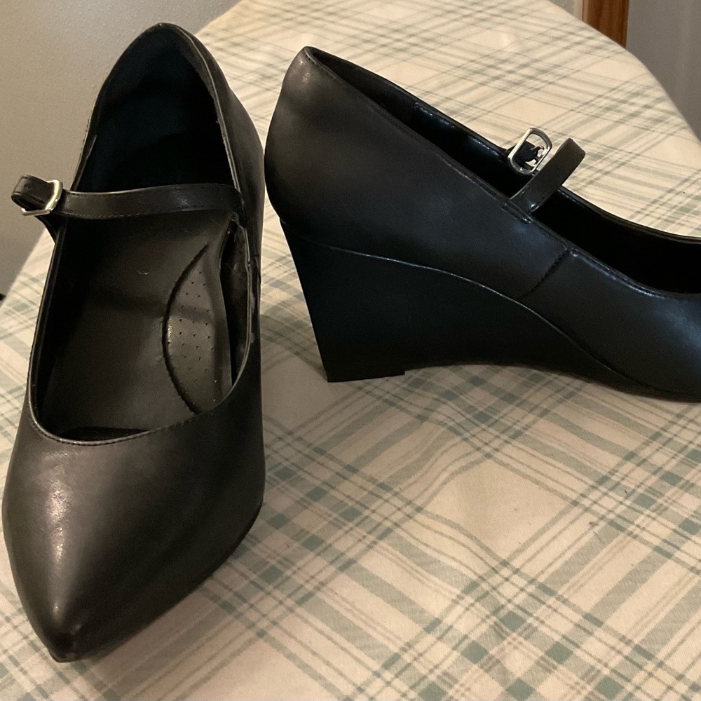 Black dress shoe